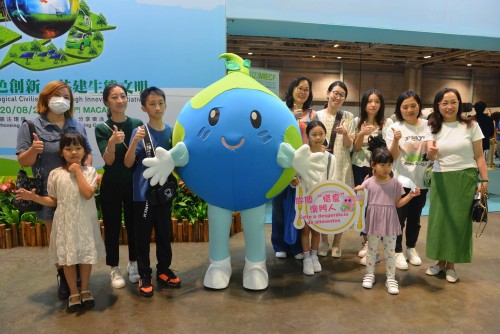 The mascots of the Environmental Protection Bureau interacted with the public to promote green concepts