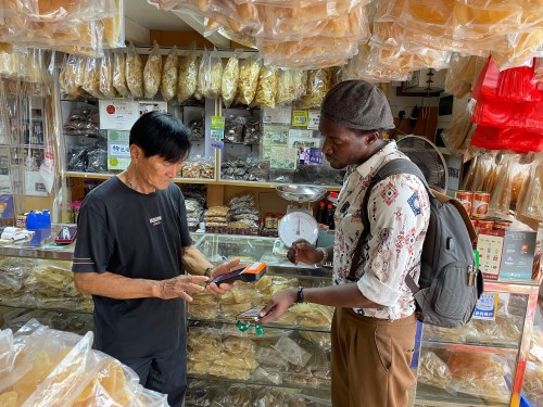 The 2023MIECF organises merchants to visit communities and explore local stores