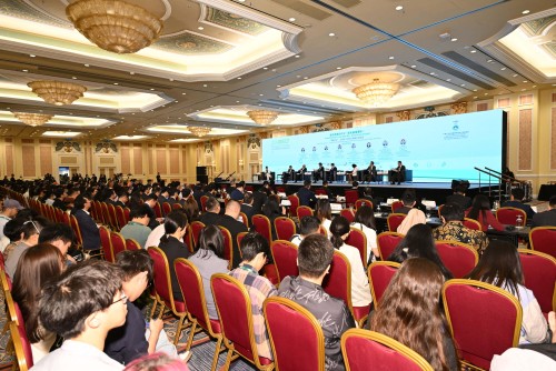 Session 1 of the Green Forum includes two panel discussions on the development of green transformation and circular economy.