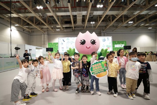 The mascots of the Environmental Protection Bureau interact with the public in a lively atmosphere