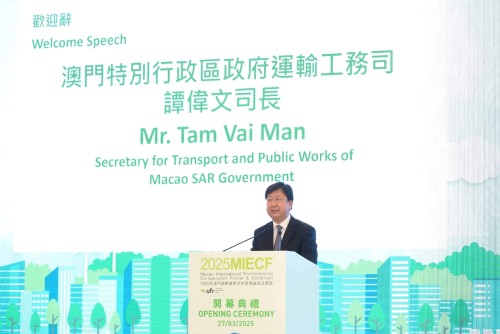 Mr. Tam Vai Man, Secretary for Transport and Public Works of the Macao SAR Government, delivers a speech at the opening ceremony.