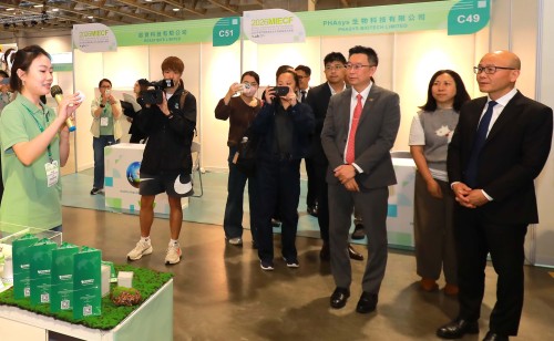 嘉賓與傳媒參觀已進場的綠色項目演示