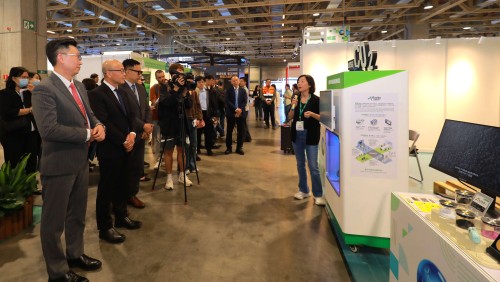 Convidados e agentes dos meios de comunicação social visitam demonstrações de projectos verdes já instalados