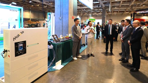 Convidados e agentes dos meios de comunicação social visitam demonstrações de projectos verdes já instalados