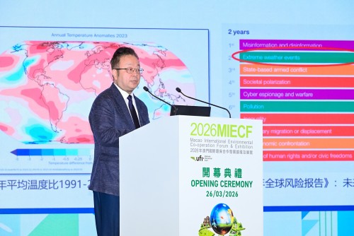Dr. He Kebin, Professor da Faculdade de Ambiente, e Director do Instituto para a Neutralidade Carbónica da Universidade Tsinghua, Académico da Academia Chinesa de Engenharia, profere o discurso principal