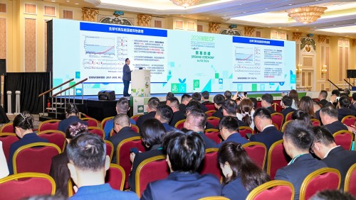 Dr. He Kebin, Professor da Faculdade de Ambiente, e Director do Instituto para a Neutralidade Carbónica da Universidade Tsinghua, Académico da Academia Chinesa de Engenharia, profere o discurso principal